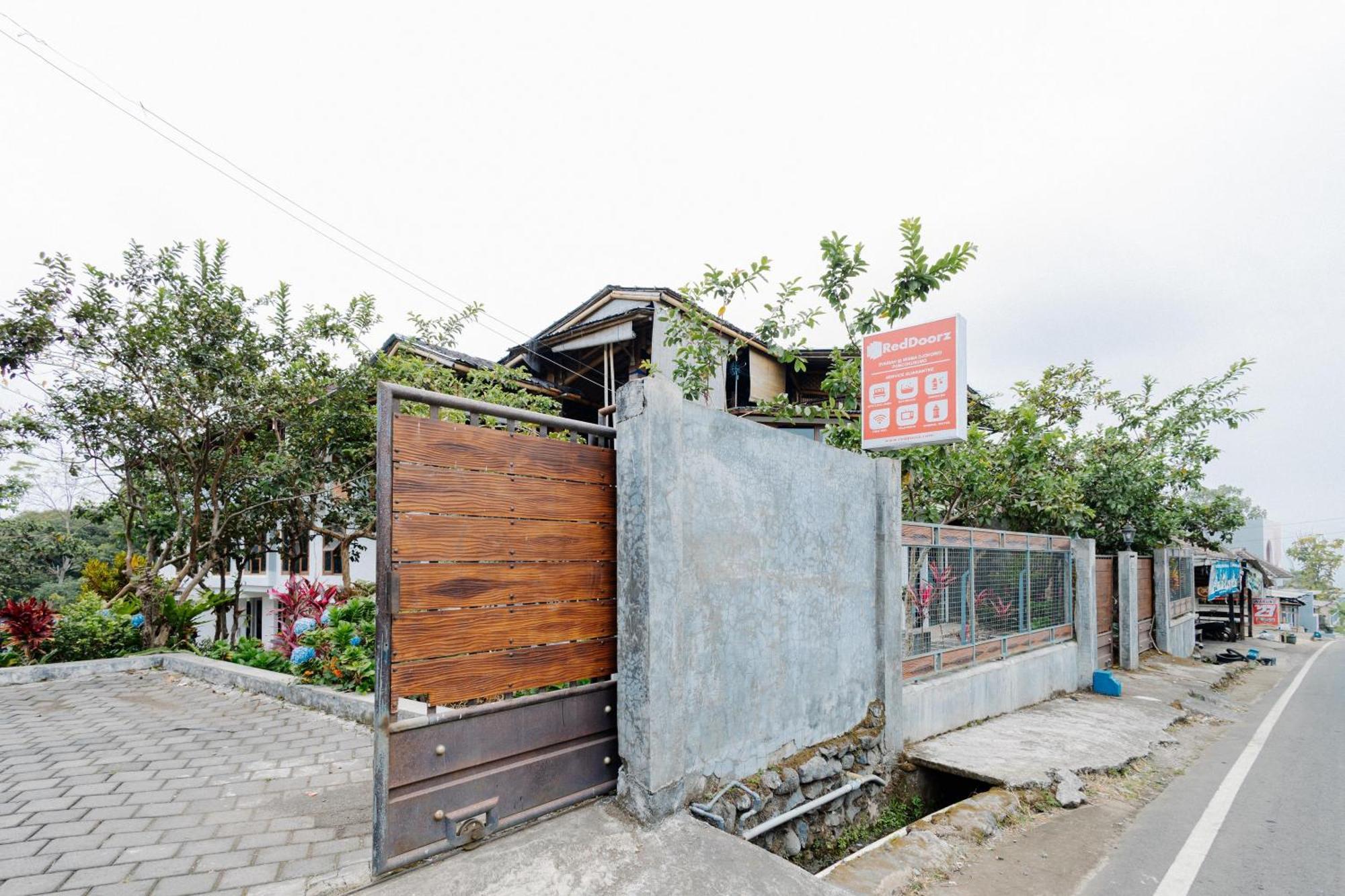 Reddoorz Syariah At Wisma Djokorio Poncokusumo Маланг Екстер'єр фото