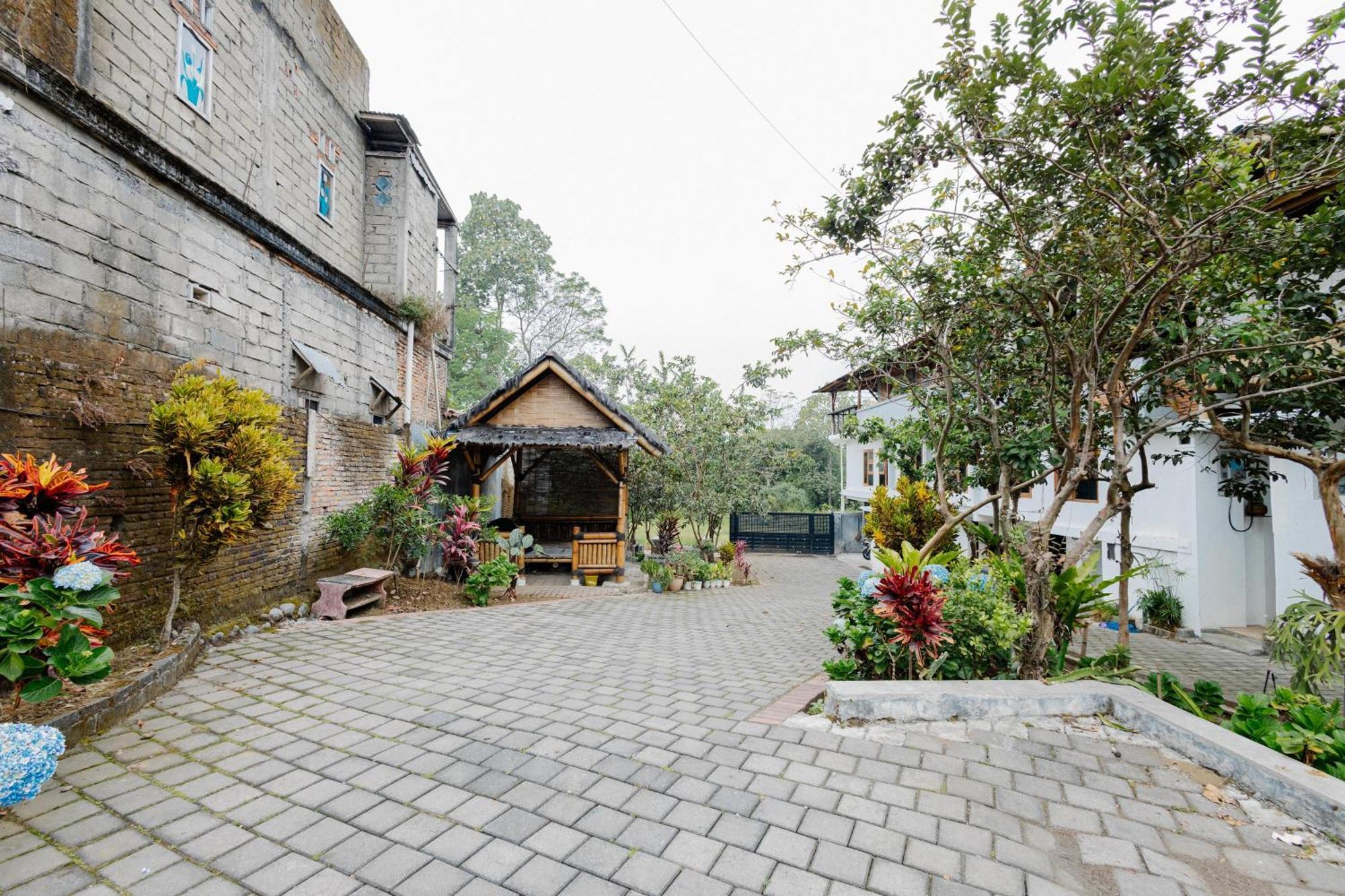 Reddoorz Syariah At Wisma Djokorio Poncokusumo Маланг Екстер'єр фото