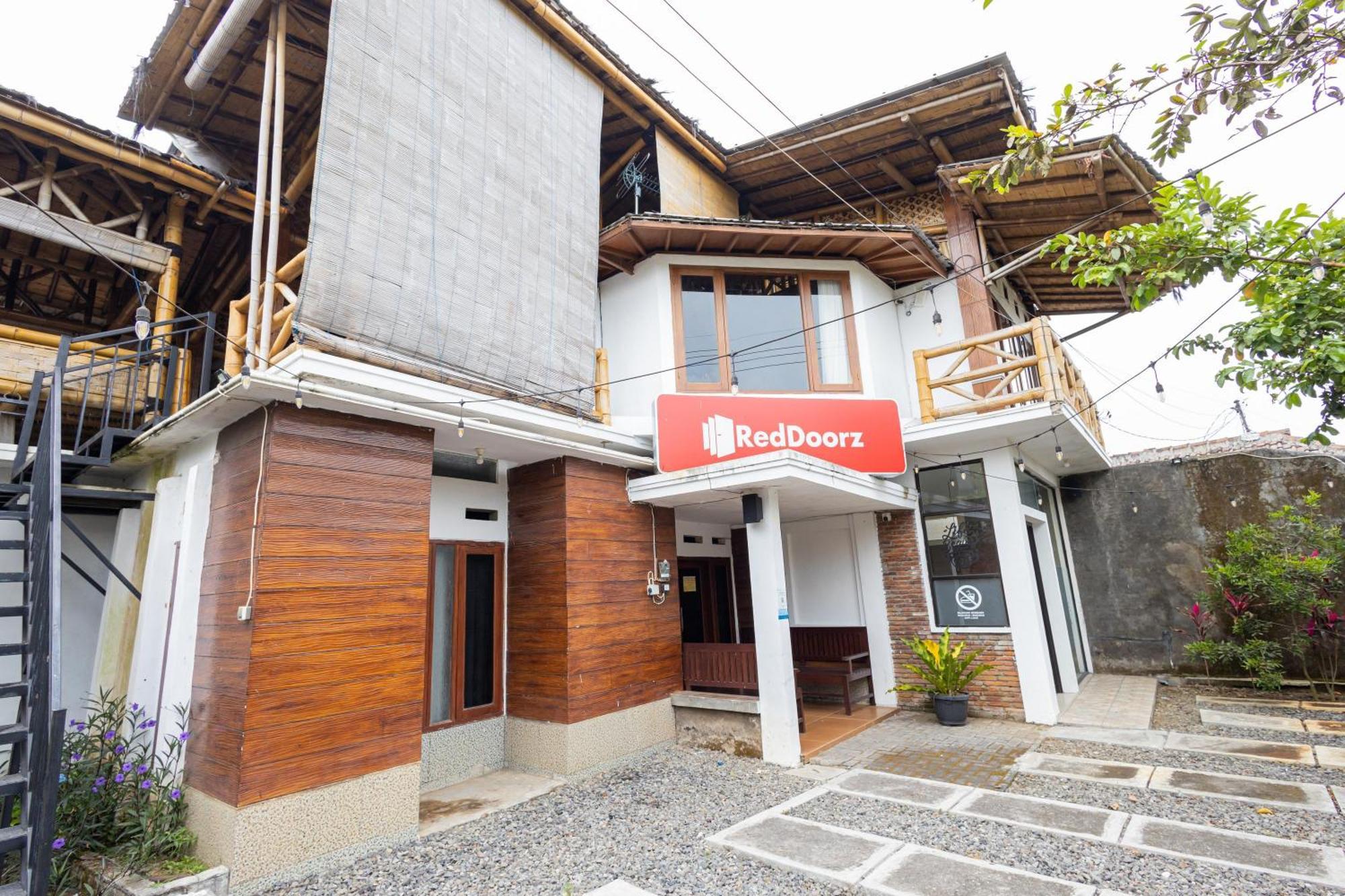 Reddoorz Syariah At Wisma Djokorio Poncokusumo Маланг Екстер'єр фото