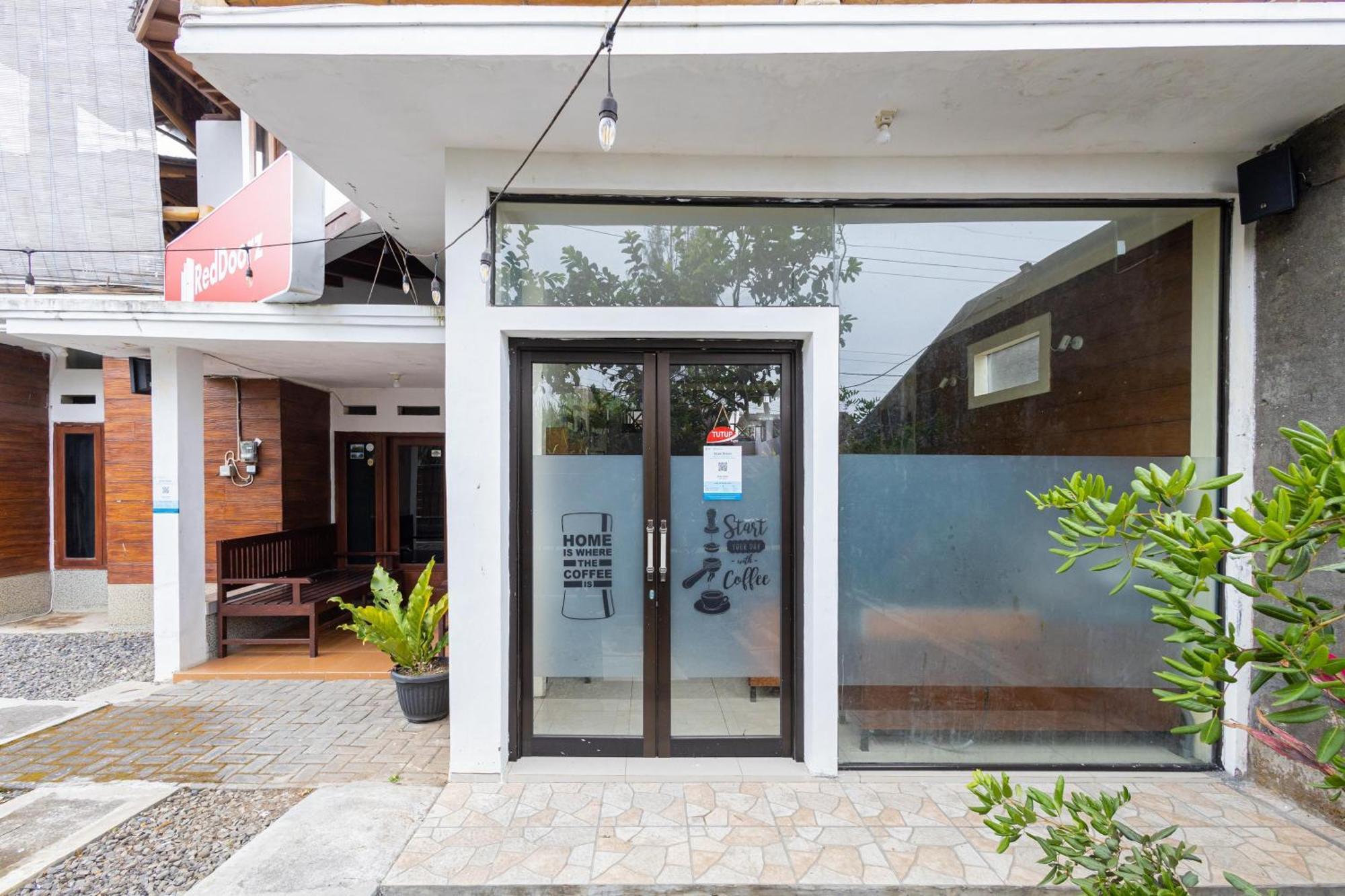 Reddoorz Syariah At Wisma Djokorio Poncokusumo Маланг Екстер'єр фото